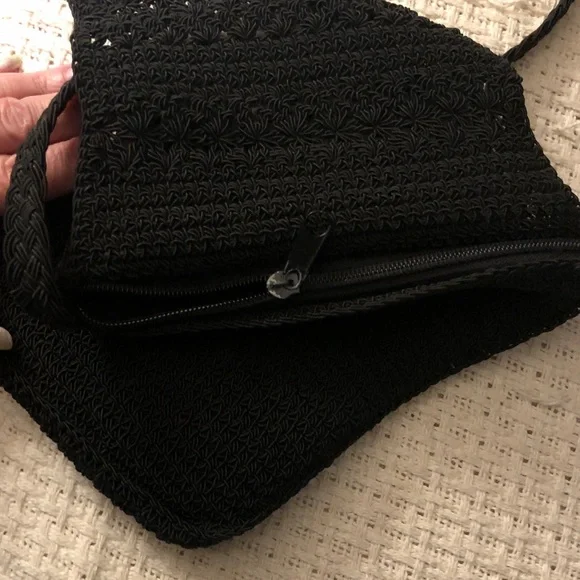 Black Crochet Crossbody Bag zipper and flap closure - Picture 3 of 6
